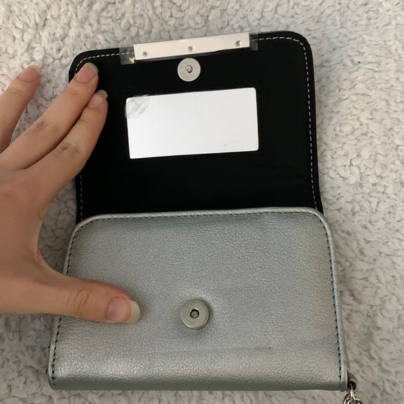 Guess Silver / Grey Leather Chevron Wristlet - Picture 12 of 17